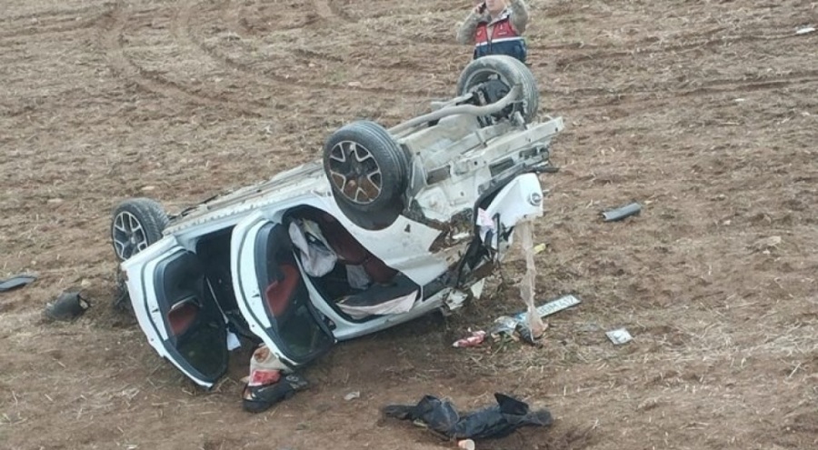 Köpeğe çarpmamak için manevra yapan otomobil takla attı