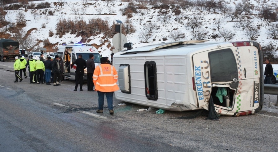 Yolcu minibüsü devrildi: Çok sayıda yaralı var