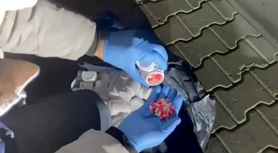 İzmir'de 11 bin adet uyuşturucu hap ele geçirildi