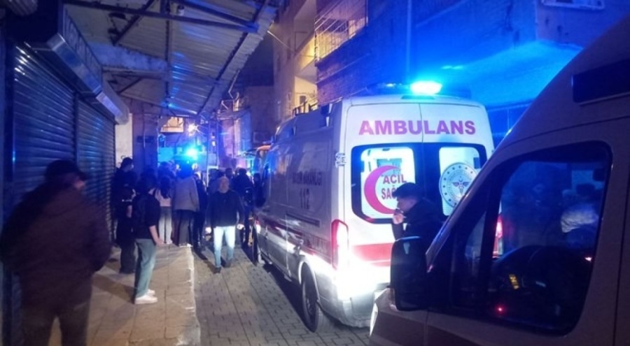 Ev yandı: 9'u çocuk 12 kişi dumandan etkilendi