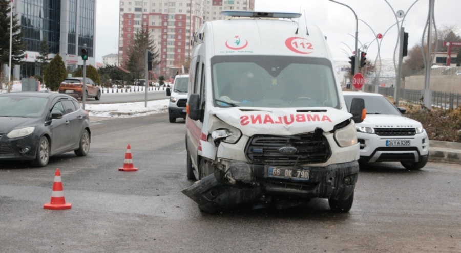 Ambulansla otomobilin çarpıştığı kazada 2 kişi yaralandı