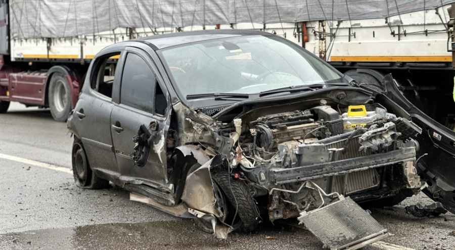 Bursa'da su kanalına çarpan otomobilin sürücüsü yaralandı