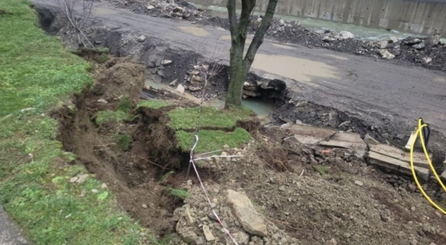 Çay yatağındaki heyelan istinat duvarını yıktı