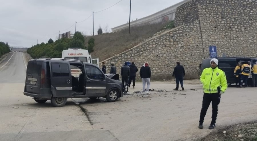 Bursa'da minibüs ile hafif ticari araç çarpıştı: 6 yaralı