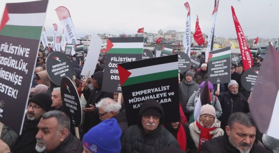 CHP üyeleri Galata Köprüsü'nde Filistin için bir araya geldi