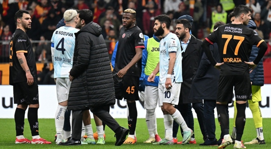 Galatasaray - Adana Demirspor maçının karşılaşması tatil edildi