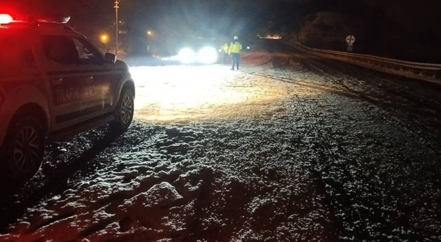 Kar nedeniyle yolda mahsur kalan 9 kişi kurtarıldı