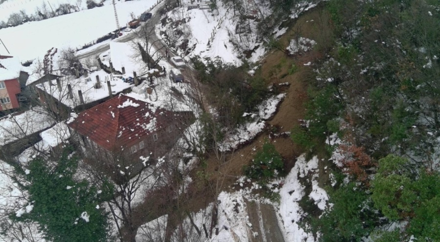 Kar yağışı toprak kaymasına sebep oldu