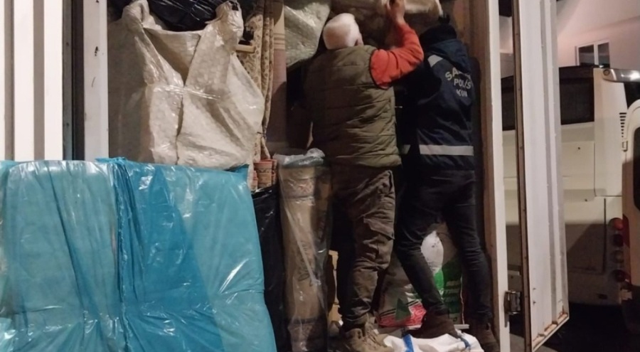 Nakliye aracında ev eşyaları arasına gizlenmiş 1 ton etil alkol bulundu