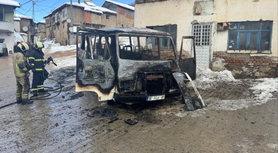 İznik'te park halindeki minibüs yandı