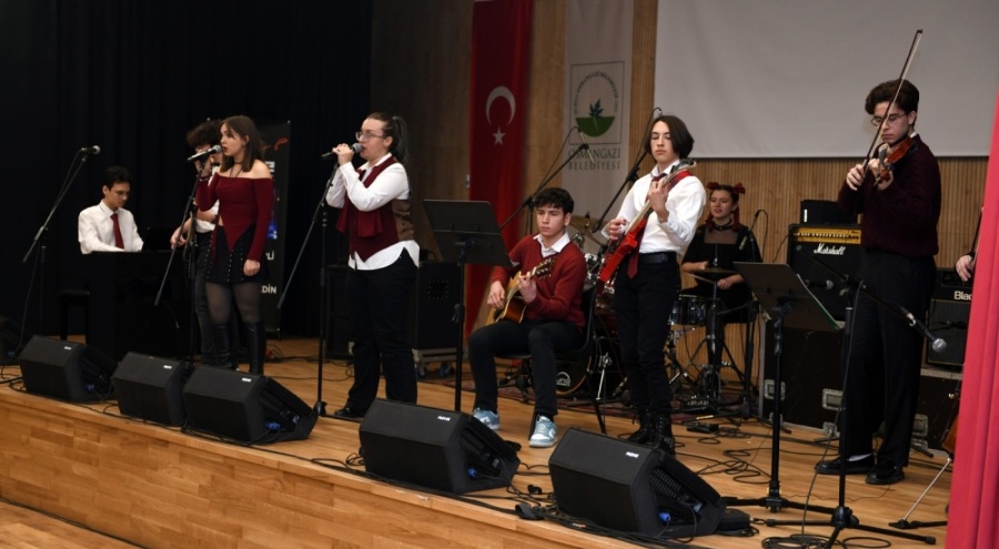 Bursa'da genç müzisyenler final için sahnede