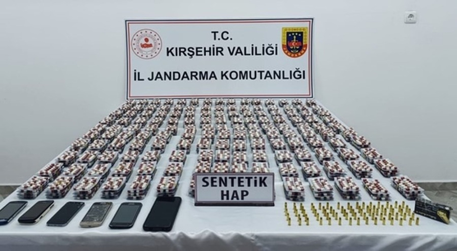 Otomobilde 8 bin 330 sentetik hap ele geçirildi