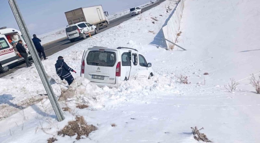 Otomobil ile ticari araç çarpıştı: 9 yaralı