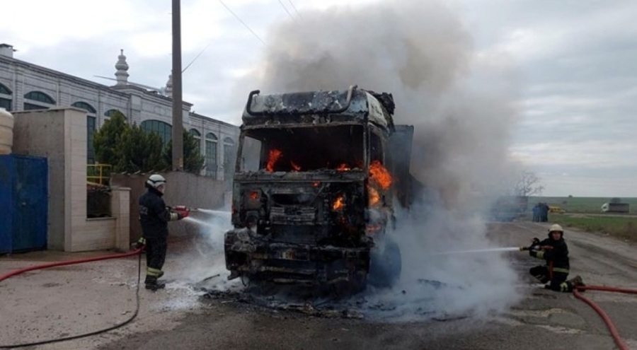 Park halindeki TIR yandı