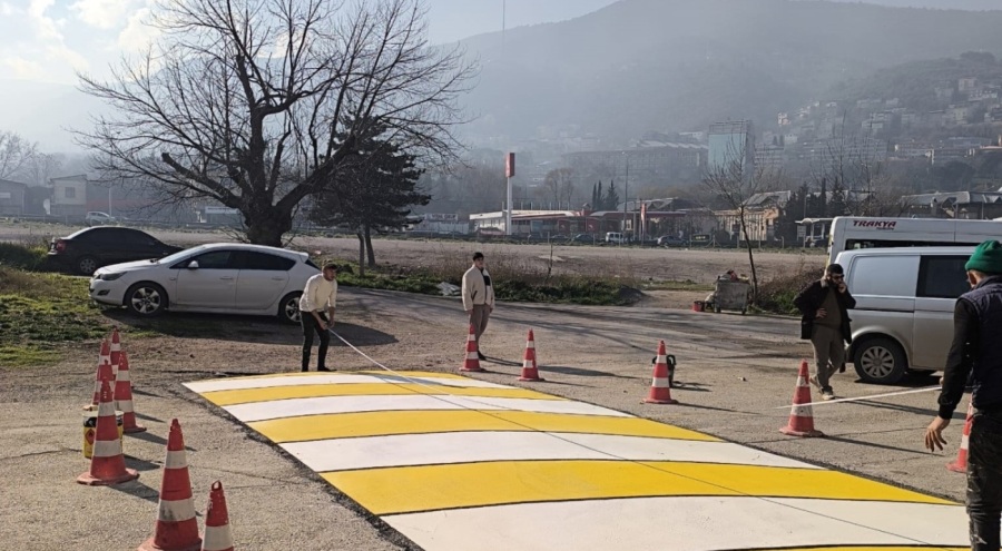 Osmangazi'de okul önlerine ve caddelere hız kesici kasis yapıldı