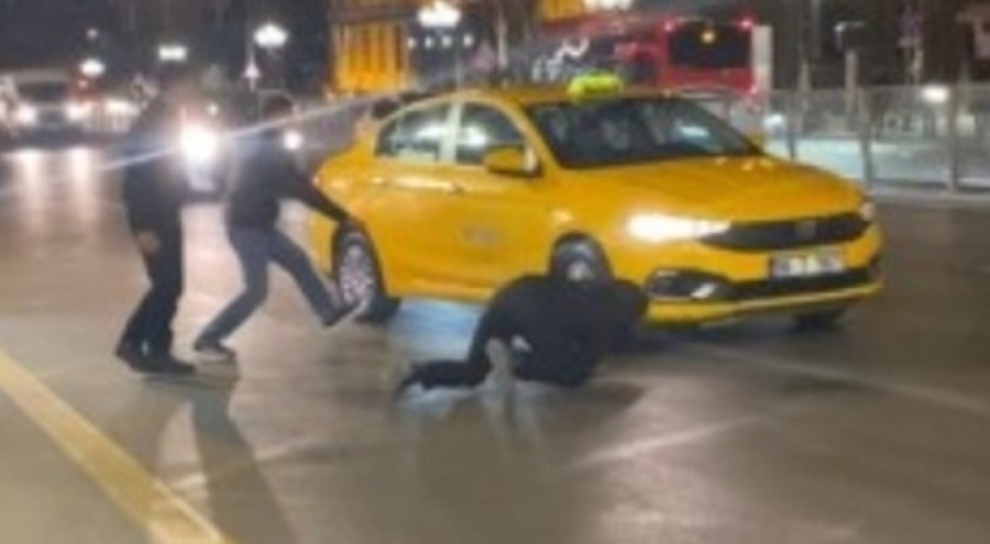 Taksileri durdurup şoförlere saldırdılar!