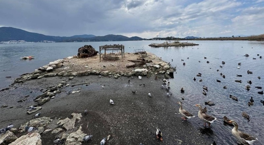 Balıkesir'in bazı ilçelerinde deniz kıyısında su çekilmesi gözlendi