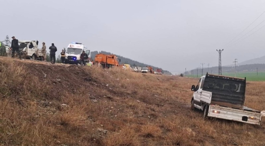 İki kamyonetin çarpıştığı kazada 1 kişi öldü, 1 kişi yaralandı