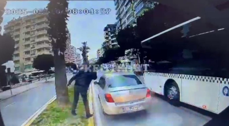 Güvenlik görevlisi 2 halk otobüsü şoförünü bıçakla yaraladı