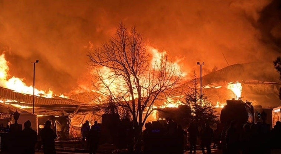 Afyonkarahisar'da fabrika yangını: Yanıcı maddeler çok olduğu için söndürmekte güçlük çekiyoruz