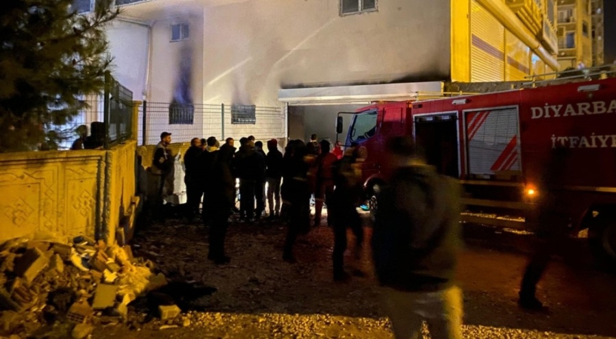 Marangoz atölyesinde çıkan yangında 4 kişi hastanelik oldu