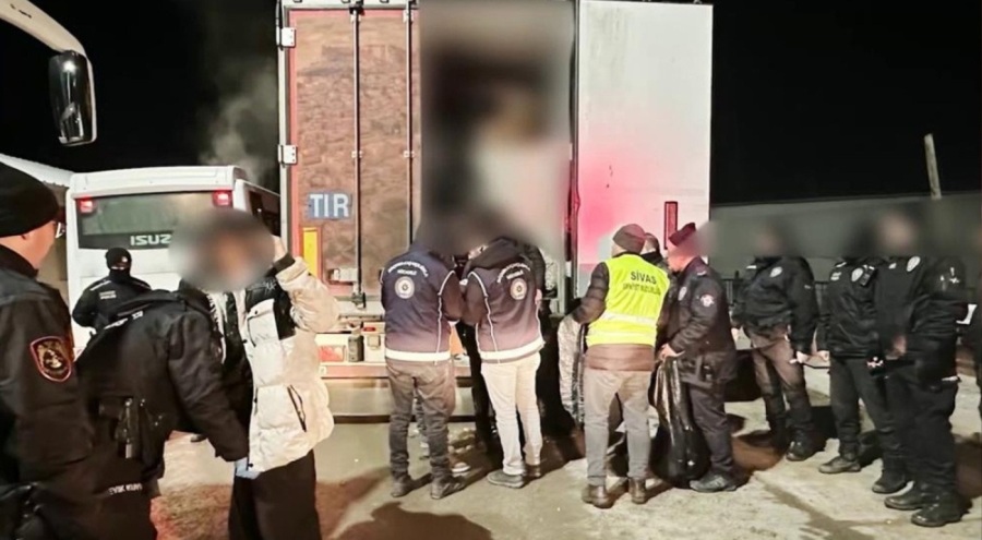 Tırın dorsesinden 29 kaçak göçmen çıktı