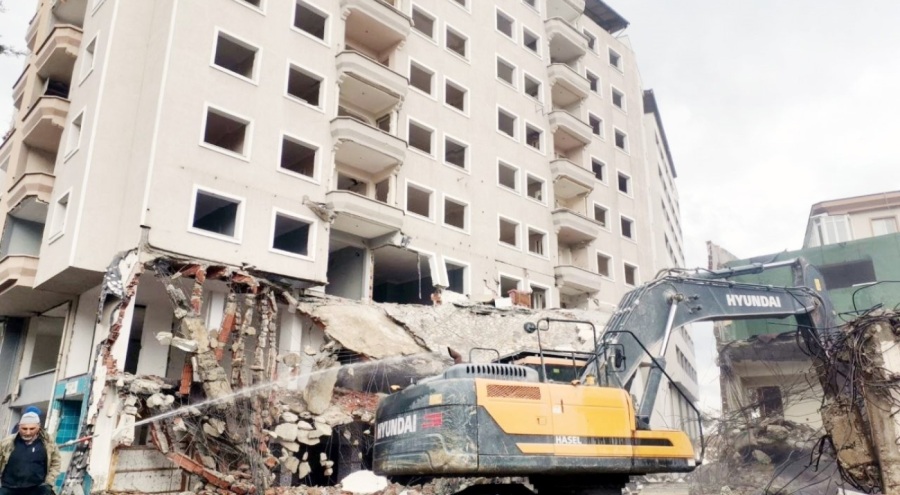 Mudanya'da 100 dükkanın yer aldığı 11 katlı iş merkezinin yıkımına başlandı