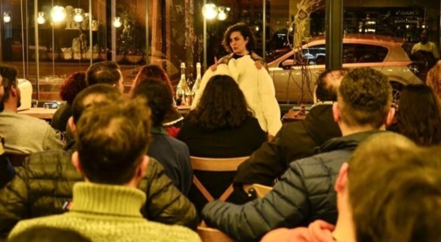 Eski sevgililerden kalan hediyeler açık artırmada: "Atsan atılmaz, satsan satılır dedik"