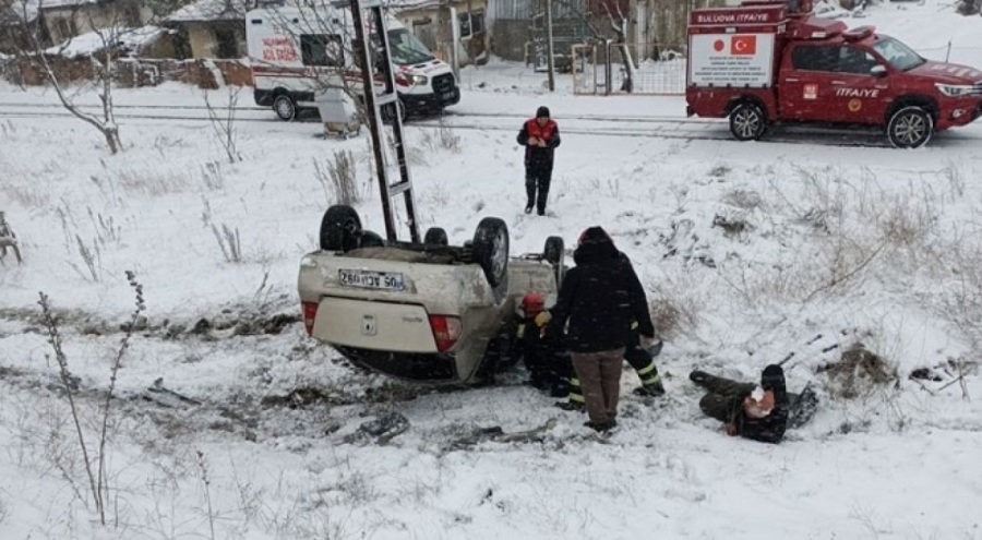Karlı yolda şarampole devrildiler: 3 yaralı