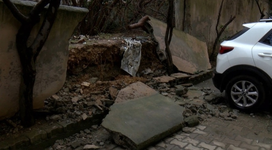 İstinat duvarı otomobilin üzerine düştü