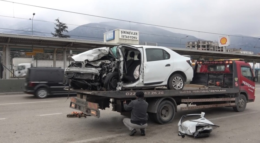 Bursa'da metro hattı duvarına çarpan otomobilde can verdi