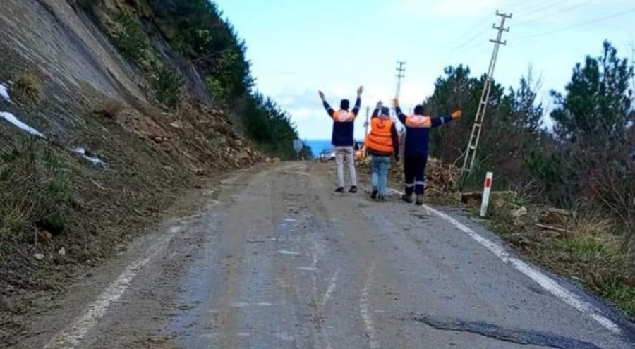 Heyelan nedeniyle kapanan sahil yolu ulaşıma açıldı