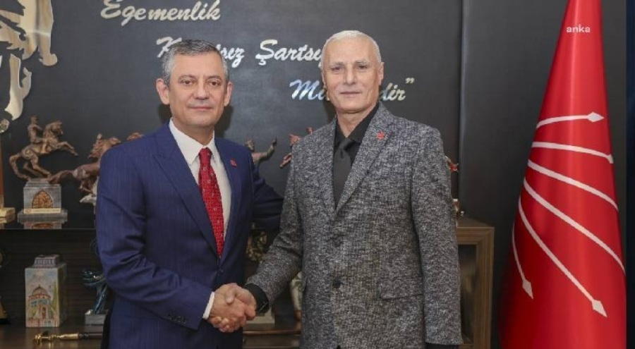 Özgür Özel, Şehit Astsubay Esma Çevik'in babasına rozet taktı