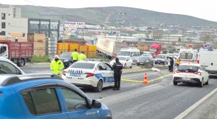 Arızalanan tırın altında kalan sürücü hayatını kaybetti