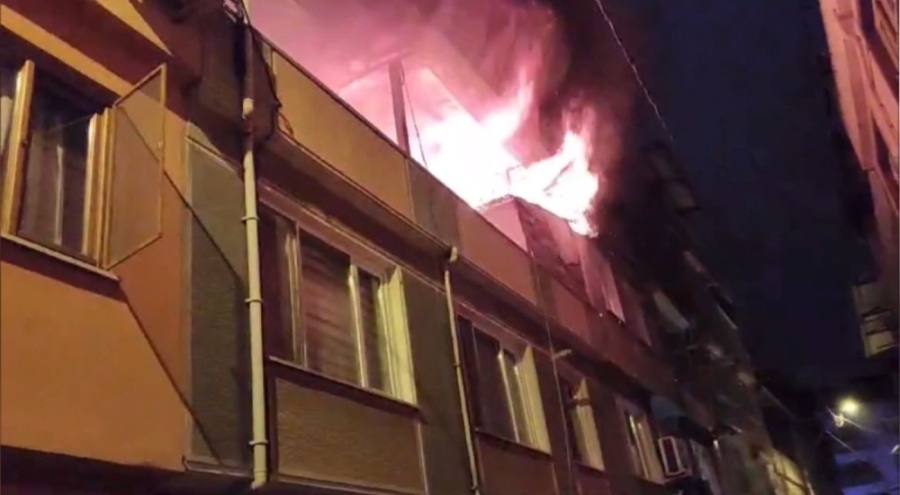 Bursa'da yangın! Alevlerle mücadele eden ekiplerin üzerine elektrik teli düştü