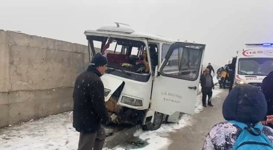 Minibüs istinat duvarına çarptı