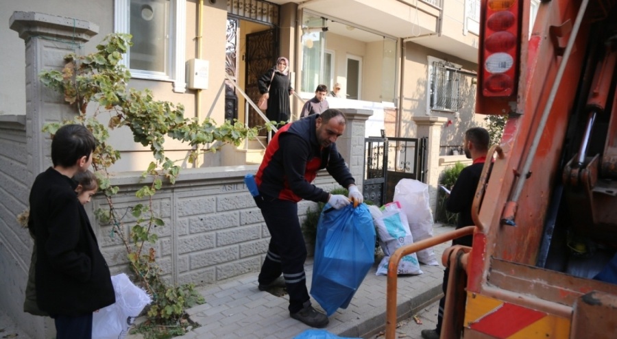 'Gürsu'da Geri Dönüşüm Evde Başlar' projesi ile 2800 ağacı kesilmekten kurtarıldılar