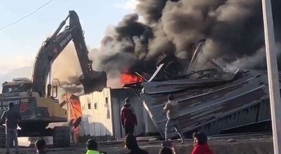 Şantiye işçilerinin yatakhanesi yandı!