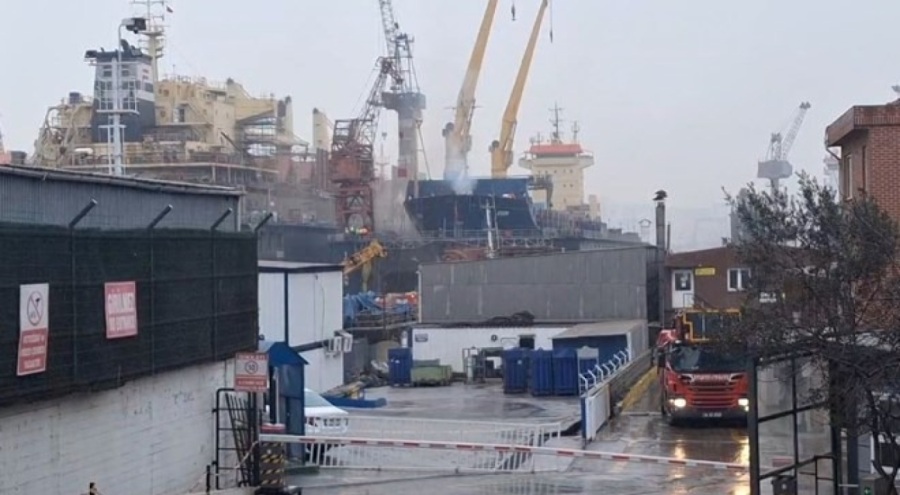 Tuzla Tersanesi'nde gemi yangını