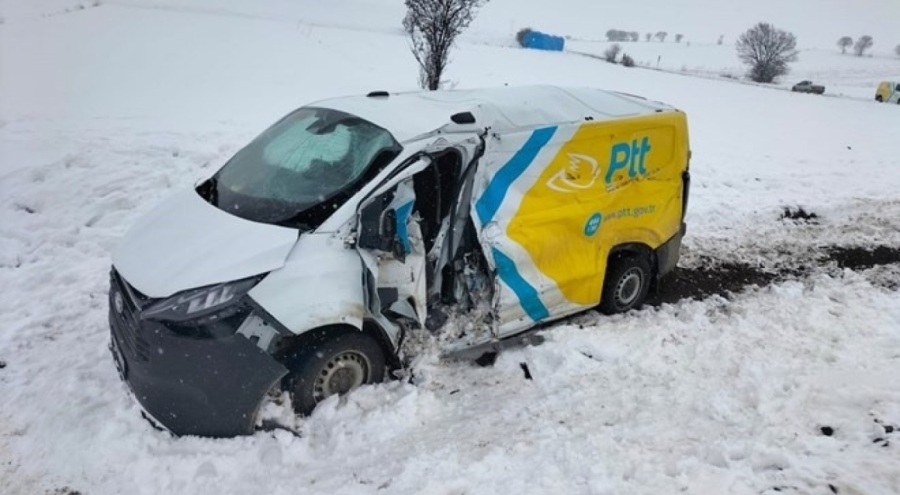 Yük treni, kargo aracına çarptı