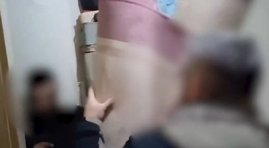 10 yıl hapis cezasıyla aranan firari halıların arkasında yakalandı