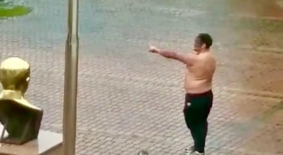 Elinde kesici aletle yarı çıplak halde belediyenin kapısına dayandı