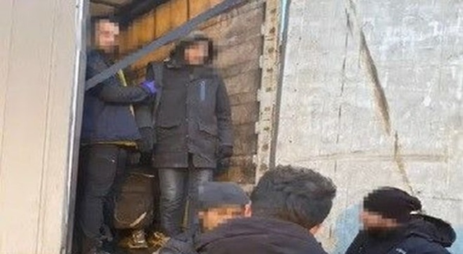 TIR'ın dorsesinden 18 kaçak göçmen çıktı