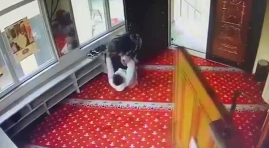 Camide makaslı saldırı