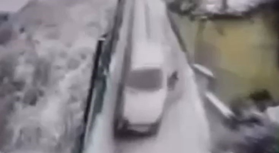 Aracı kaymaya başlayan sürücü atlayarak kurtuldu