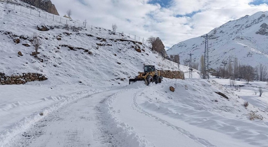 Elazığ'da 162 yerleşim yeri ulaşıma kapandı