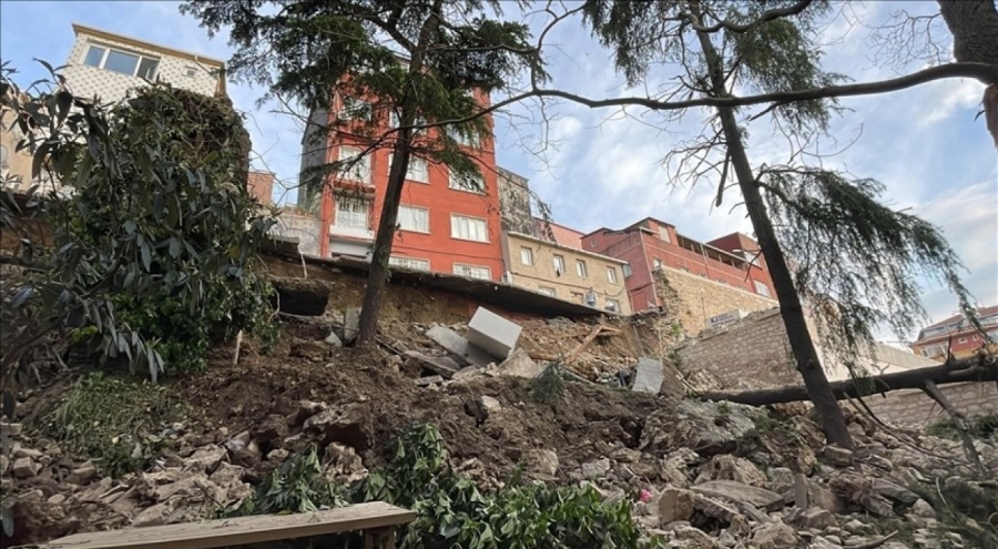 İstanbul'un Beyoğlu ilçesinde istinat duvarı çöktü