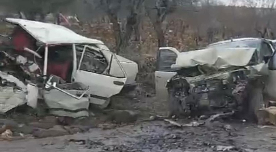 Otomobiller kafa kafaya çarpıştı: 3 kişi hayatını kaybetti