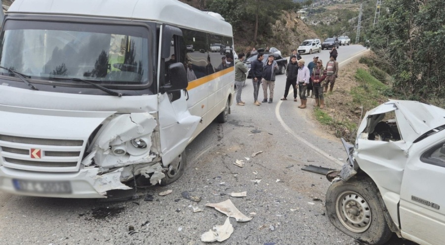 Öğrenci servisi ile kamyonet çarpıştı: 24 yaralı