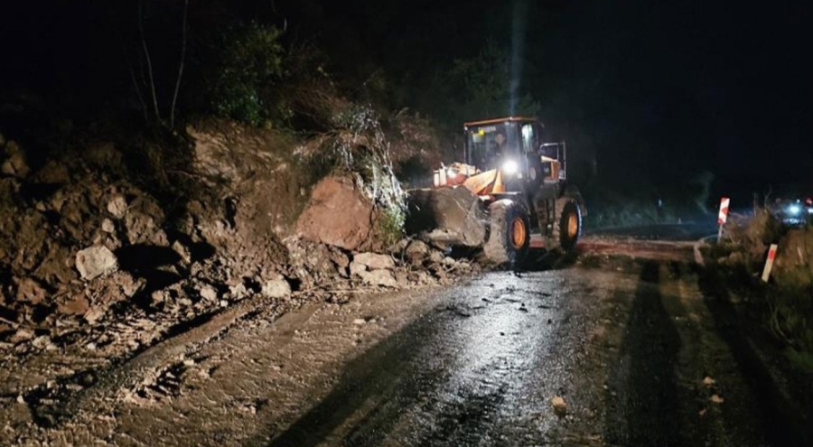 Kastamonu-Bartın karayolunda toprak kayması meydana geldi